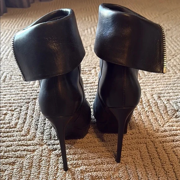 Yves Saint Laurent Black Heeled Boots with Zipper Detail - Picture 4 of 6